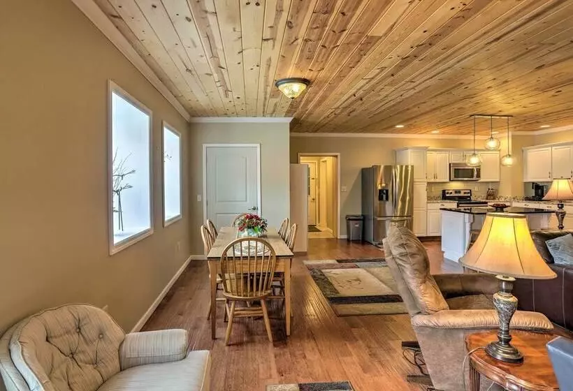 Cheerful Tiffin Digs In The Heart Of Downtown