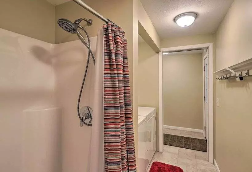 Cheerful Tiffin Digs In The Heart Of Downtown