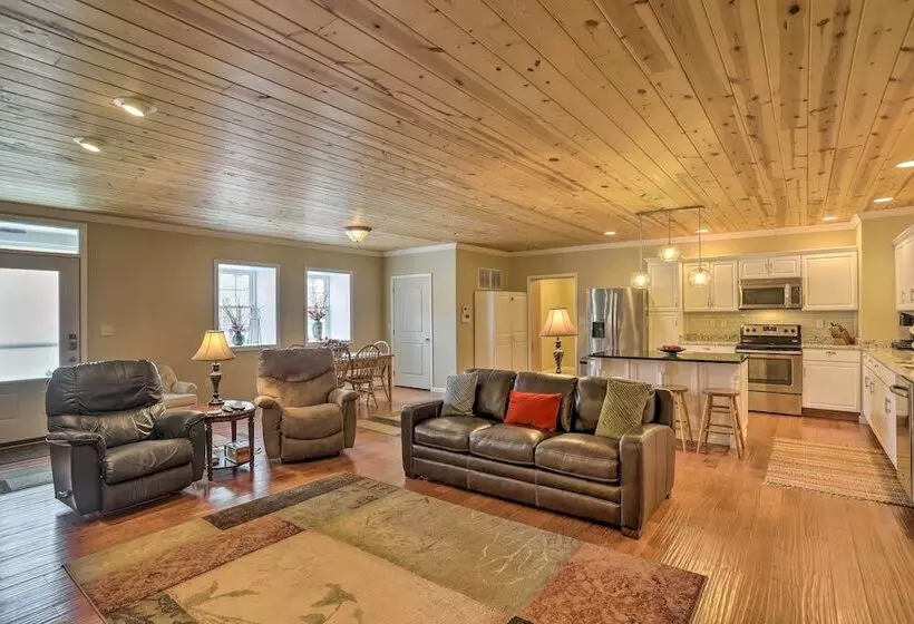 Cheerful Tiffin Digs In The Heart Of Downtown