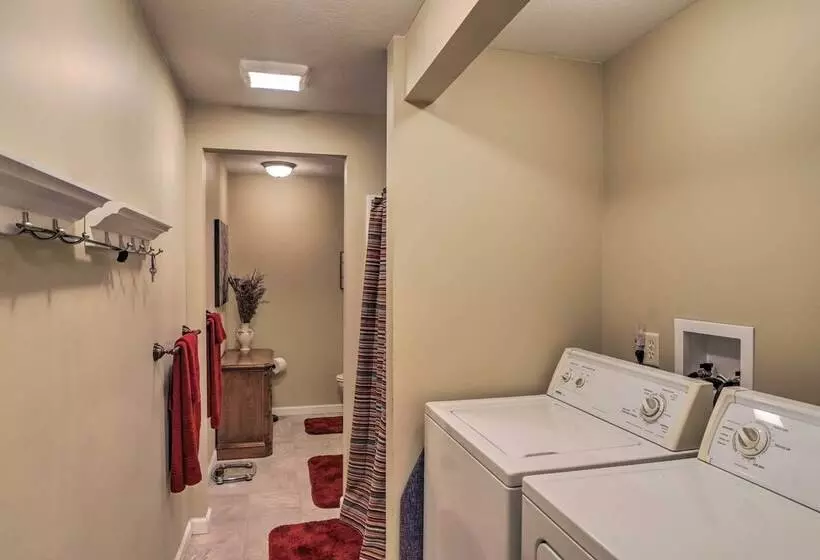 Cheerful Tiffin Digs In The Heart Of Downtown