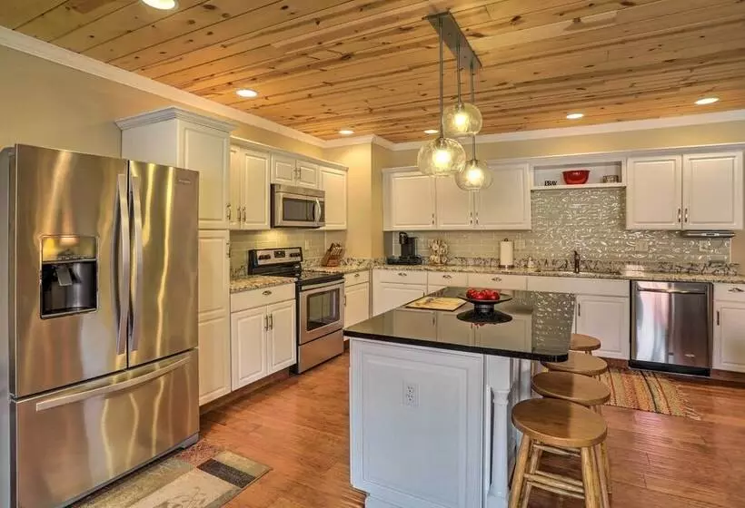 Cheerful Tiffin Digs In The Heart Of Downtown