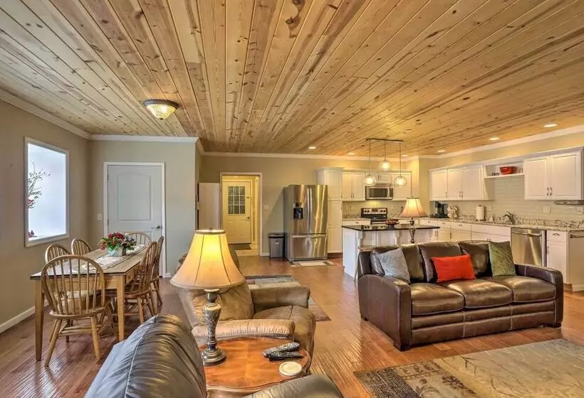 Cheerful Tiffin Digs In The Heart Of Downtown