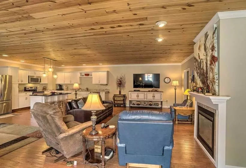 Cheerful Tiffin Digs In The Heart Of Downtown