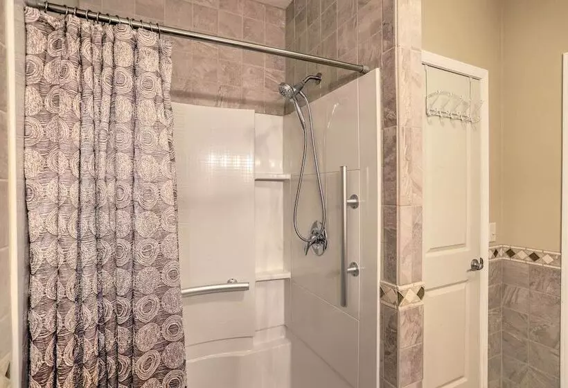 Cheerful Tiffin Digs In The Heart Of Downtown