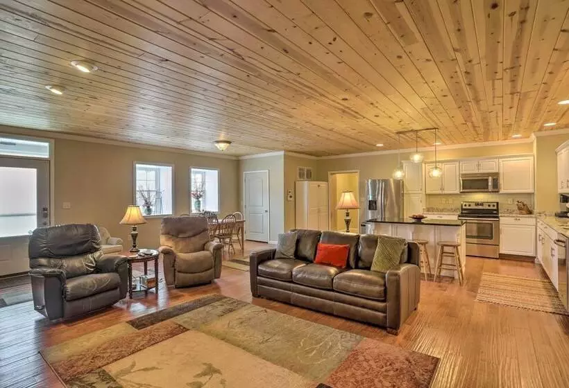 Cheerful Tiffin Digs In The Heart Of Downtown