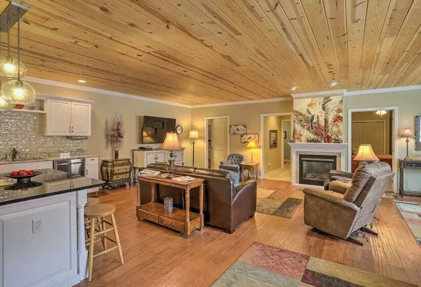 Cheerful Tiffin Digs In The Heart Of Downtown