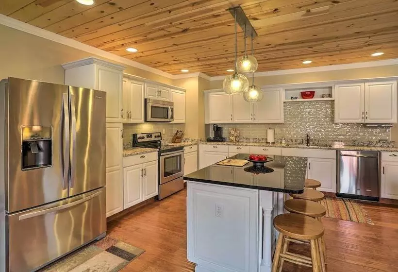 Cheerful Tiffin Digs In The Heart Of Downtown