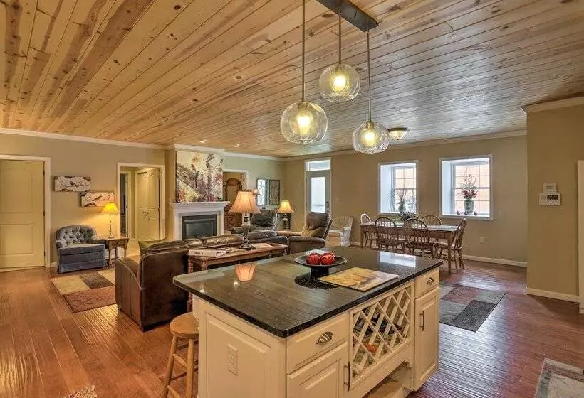 Cheerful Tiffin Digs In The Heart Of Downtown