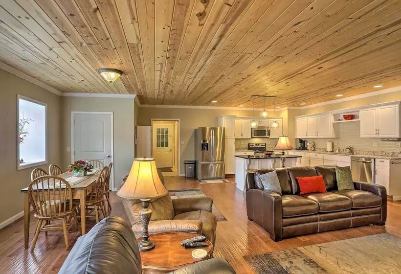 Cheerful Tiffin Digs In The Heart Of Downtown