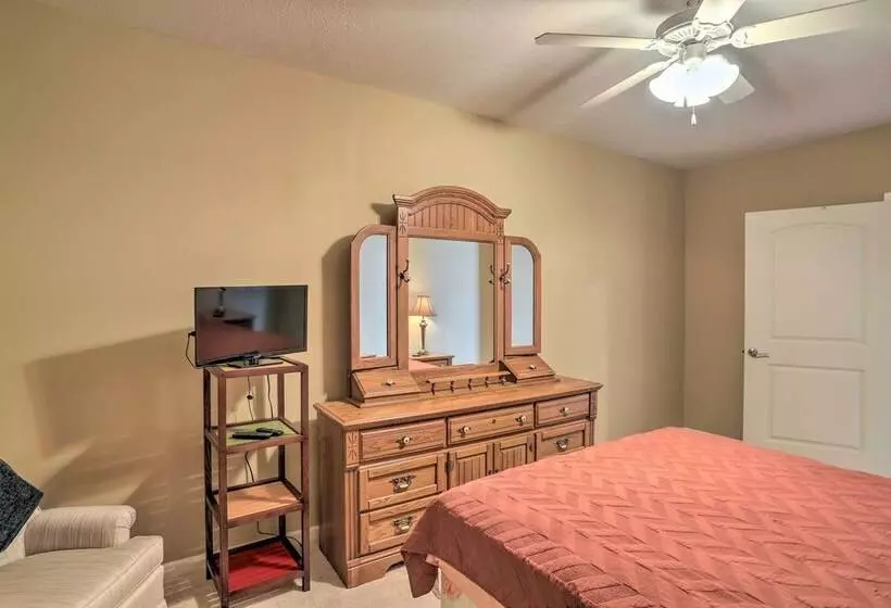 Cheerful Tiffin Digs In The Heart Of Downtown