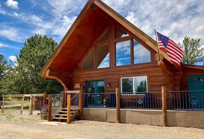 Chic Fairplay Cabin With Deck & Mountain Views!