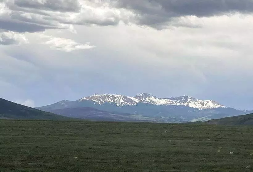 Chic Fairplay Cabin With Deck & Mountain Views!