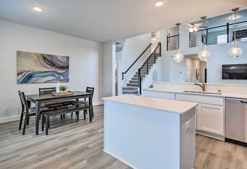 Chic Houston Home W/ Game Room ~ 8 Mi To Dtwn