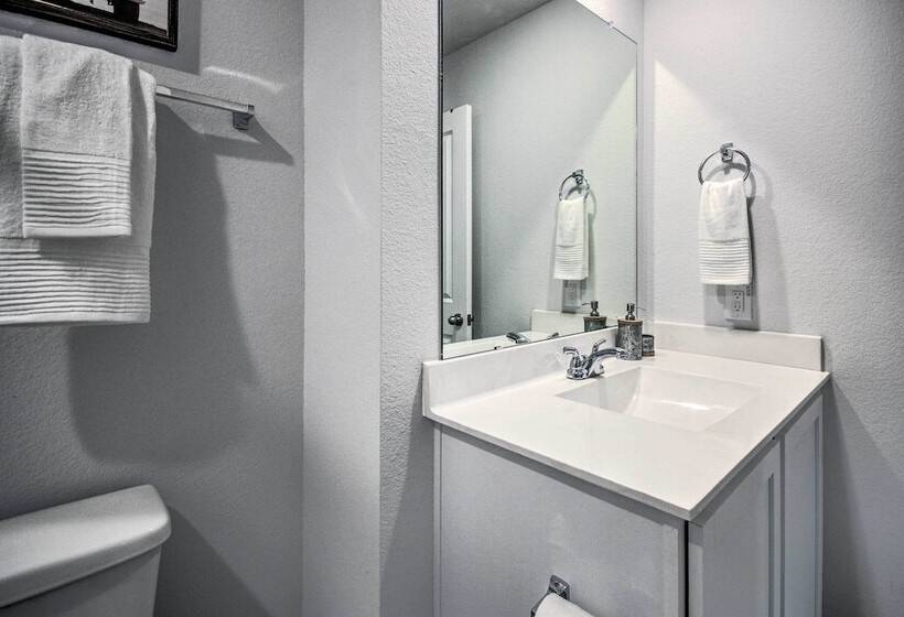 Chic Houston Home W/ Game Room ~ 8 Mi To Dtwn