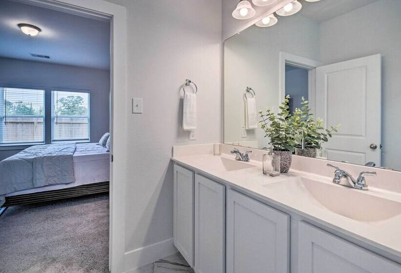 Chic Houston Home W/ Game Room ~ 8 Mi To Dtwn