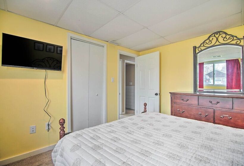 Cozy Silver Lake Retreat W/ Private Hot Tub!