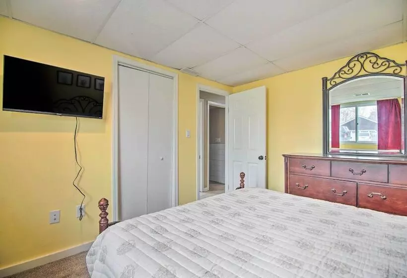 Cozy Silver Lake Retreat W/ Private Hot Tub!