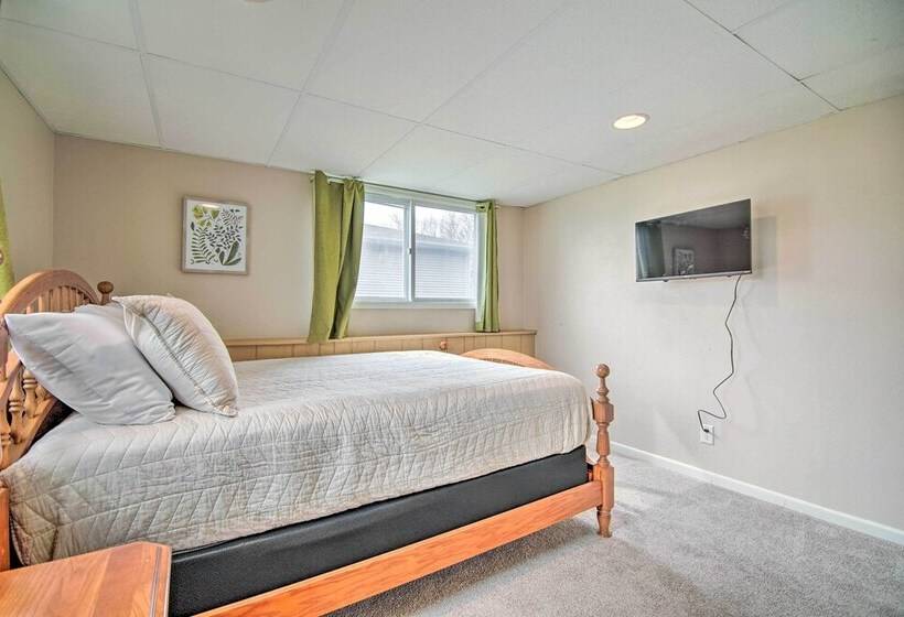 Cozy Silver Lake Retreat W/ Private Hot Tub!