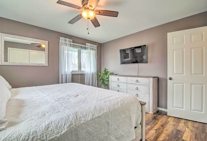 Cozy Silver Lake Retreat W/ Private Hot Tub!