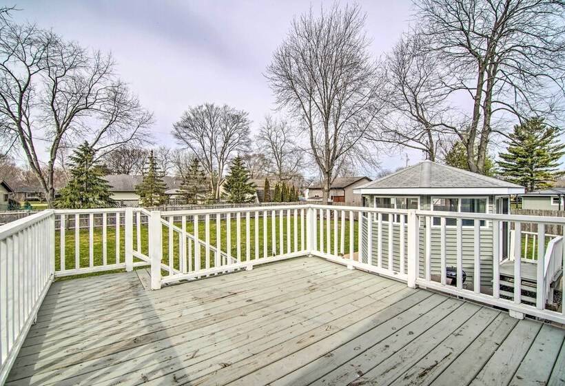 Cozy Silver Lake Retreat W/ Private Hot Tub!