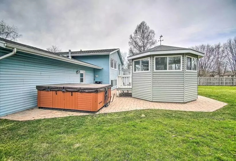 Cozy Silver Lake Retreat W/ Private Hot Tub!