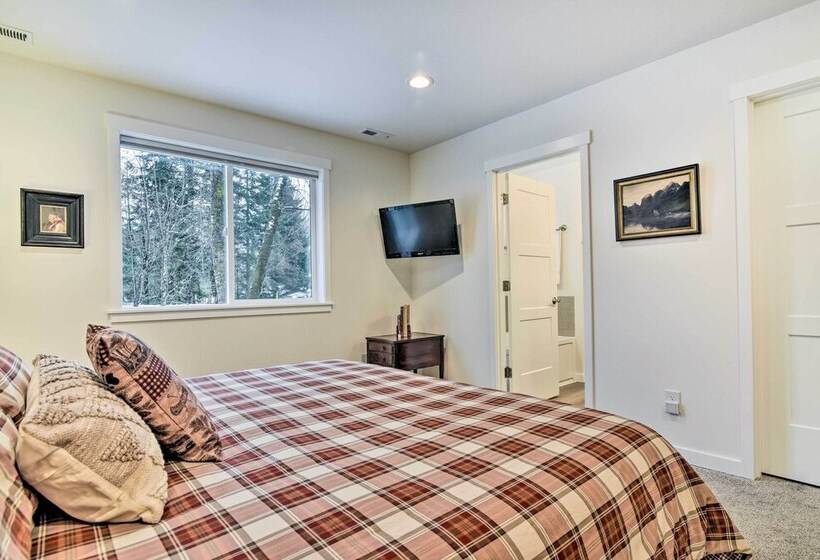 Family Friendly Packwood Retreat W/ Deck!