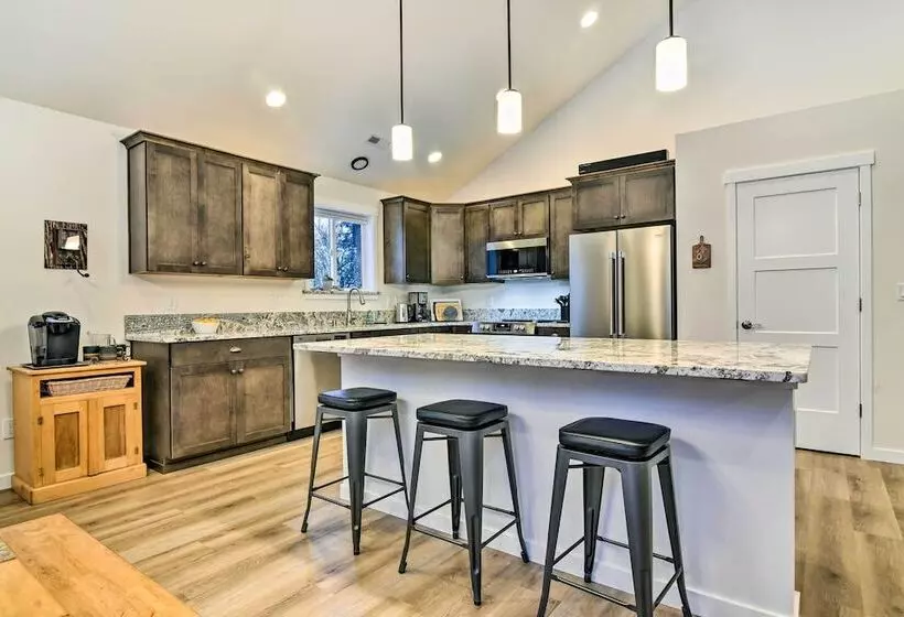 Family Friendly Packwood Retreat W/ Deck!