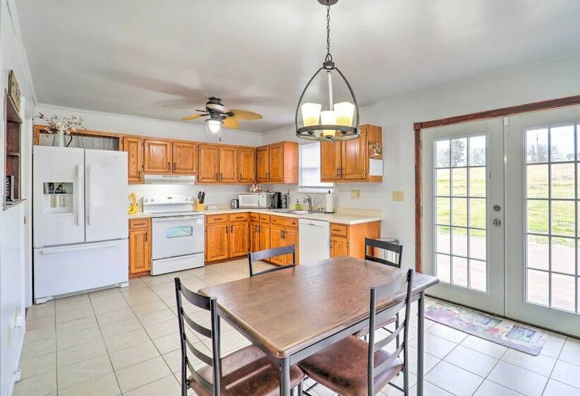 Familyfriendly Jonesborough Retreat W/ Yard!