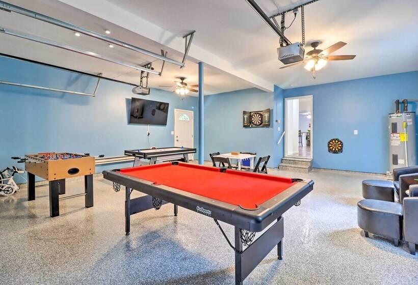 Gorgeous Pocono Summit Retreat W/ Deck & Hot Tub!