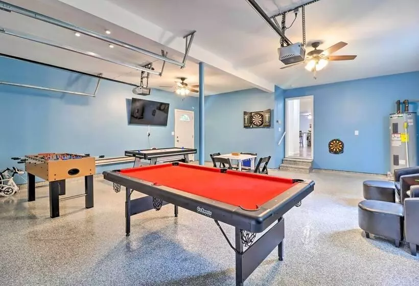 Gorgeous Pocono Summit Retreat W/ Deck & Hot Tub!