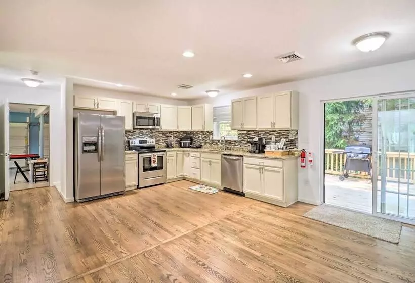 Gorgeous Pocono Summit Retreat W/ Deck & Hot Tub!