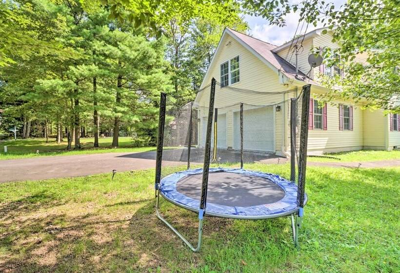 Gorgeous Pocono Summit Retreat W/ Deck & Hot Tub!