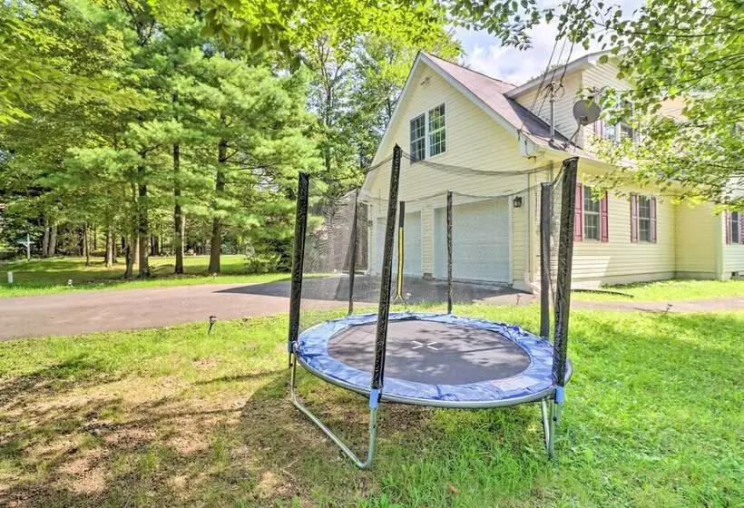 Gorgeous Pocono Summit Retreat W/ Deck & Hot Tub!