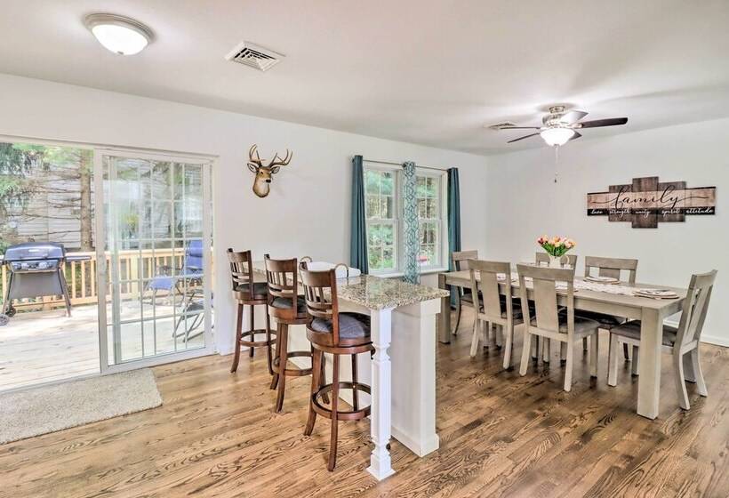 Gorgeous Pocono Summit Retreat W/ Deck & Hot Tub!