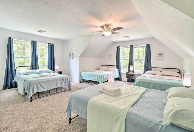 Gorgeous Pocono Summit Retreat W/ Deck & Hot Tub!