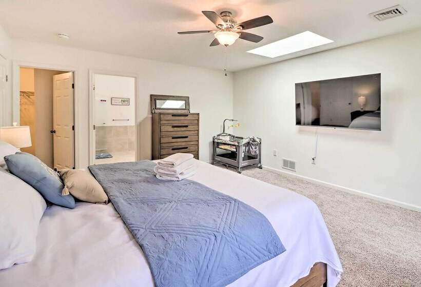 Gorgeous Pocono Summit Retreat W/ Deck & Hot Tub!