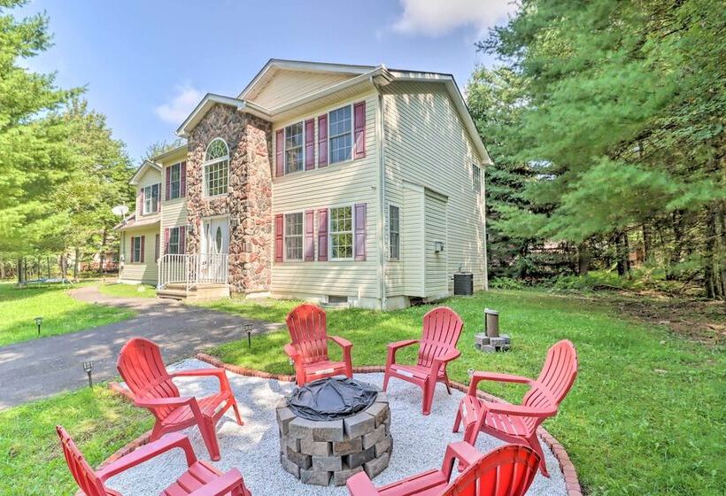 Gorgeous Pocono Summit Retreat W/ Deck & Hot Tub!