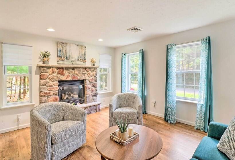 Gorgeous Pocono Summit Retreat W/ Deck & Hot Tub!