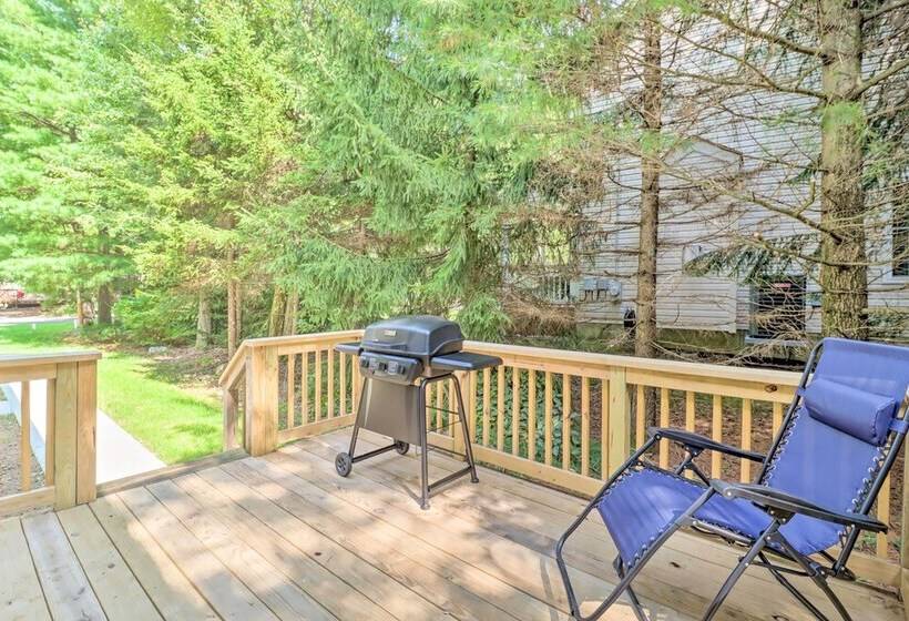 Gorgeous Pocono Summit Retreat W/ Deck & Hot Tub!