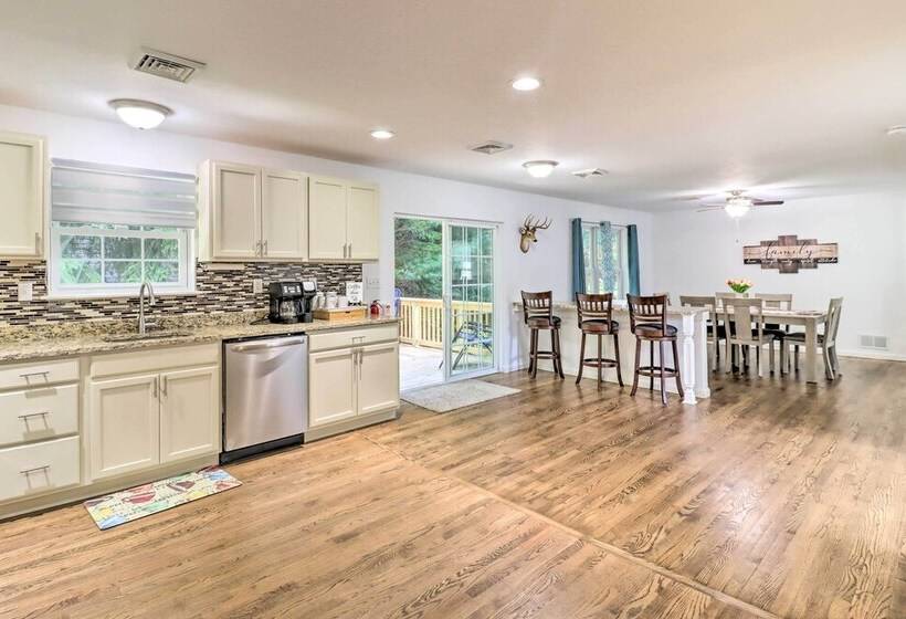 Gorgeous Pocono Summit Retreat W/ Deck & Hot Tub!