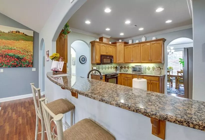 < 5 Mi To Lake Desoto: Grand Hot Springs Home