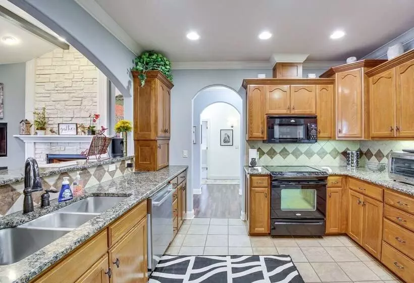 < 5 Mi To Lake Desoto: Grand Hot Springs Home