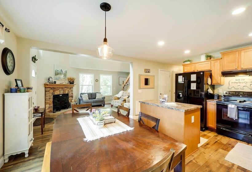 Greystone Creekside Cabin: Hike, Fish & Explore!