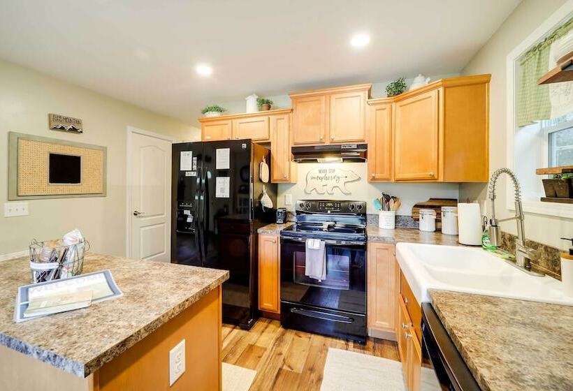 Greystone Creekside Cabin: Hike, Fish & Explore!