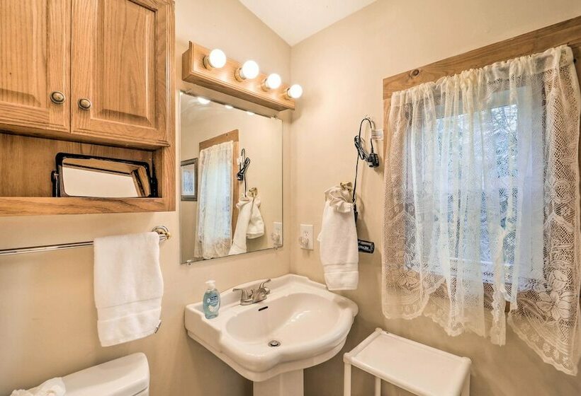 High Country Newland Cabin W/ Deck + Fire Pit!