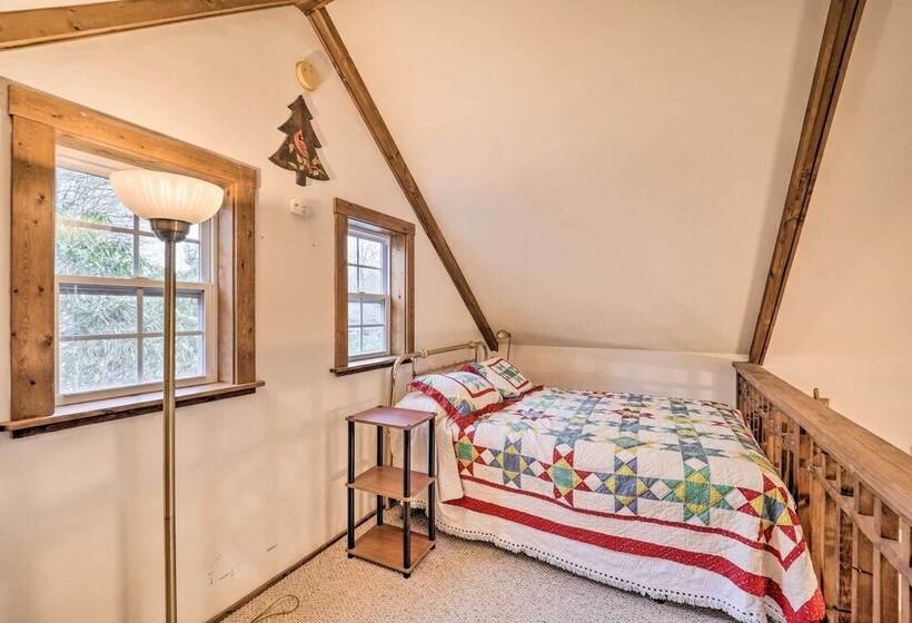 High Country Newland Cabin W/ Deck + Fire Pit!