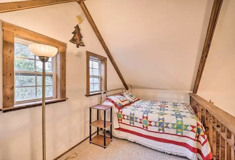 High Country Newland Cabin W/ Deck + Fire Pit!