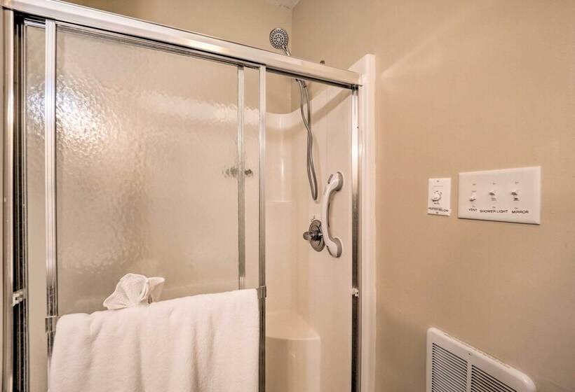 High Country Newland Cabin W/ Deck + Fire Pit!