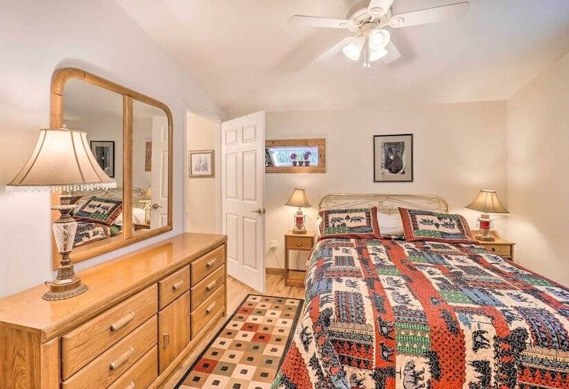 High Country Newland Cabin W/ Deck + Fire Pit!