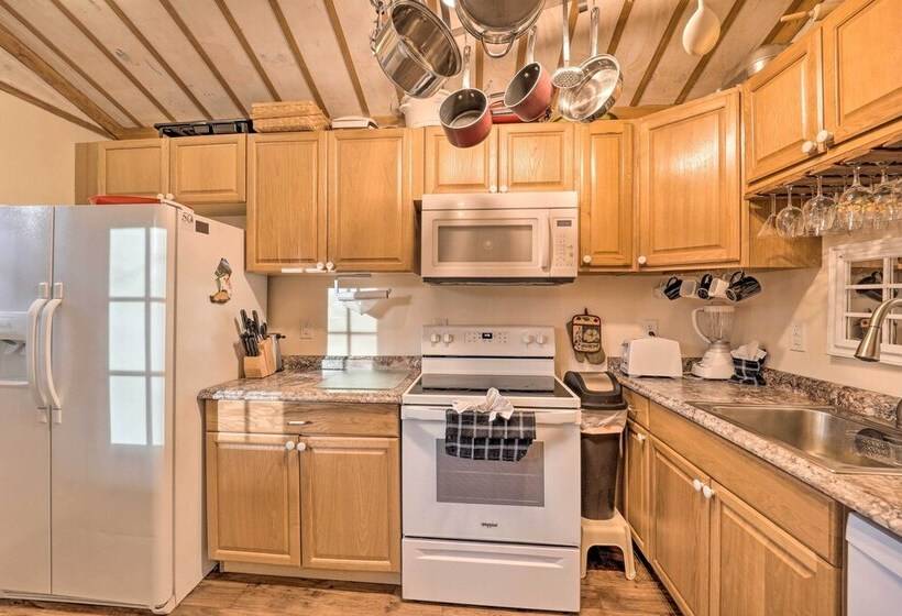 High Country Newland Cabin W/ Deck + Fire Pit!